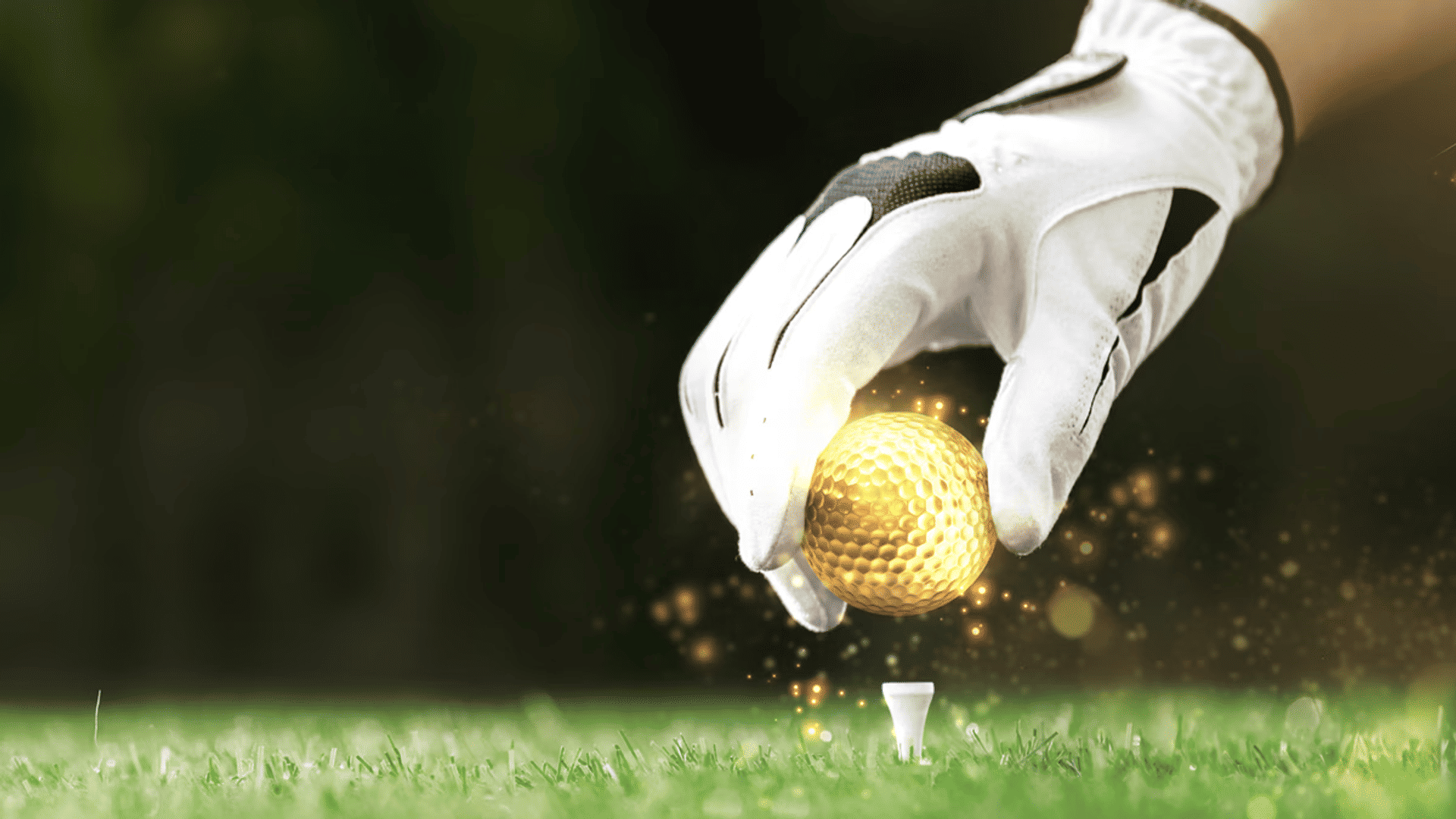 Golfhandske placerar en gyllene golfboll på ett tee.